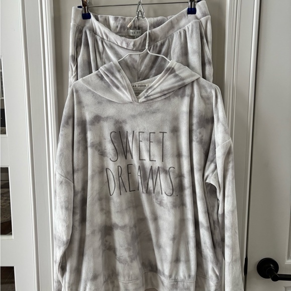 Rae Dunn Lounge Set - Picture 7 of 8